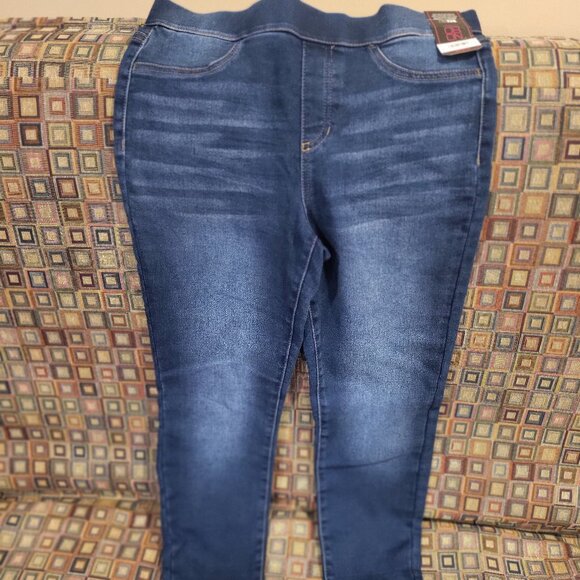 No Boundaries dark wash jeggings Designed to flatter every curve, flaxy comfy - Picture 1 of 4